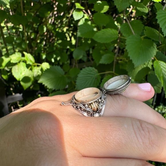 925 Sterling Silver and yellow gold vintage “poisoner’s ring” with garnet - Picture 6 of 16